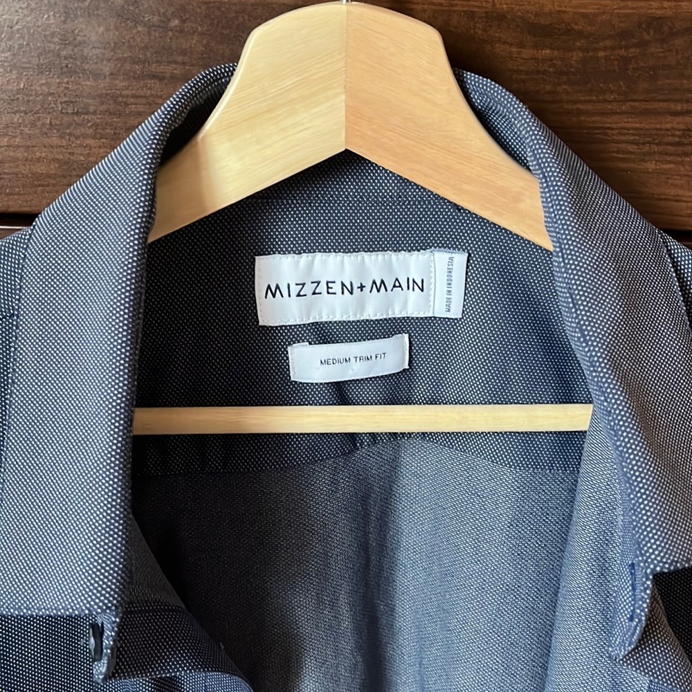 Mizzen+Main dark blue with white dot medium trim shirt